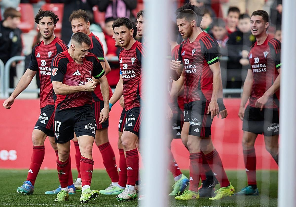 Izeta celebra su gol al Elche en Anduva.