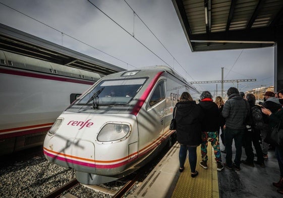 Un tren de Renfe en la estación de Andaluces de Granada.