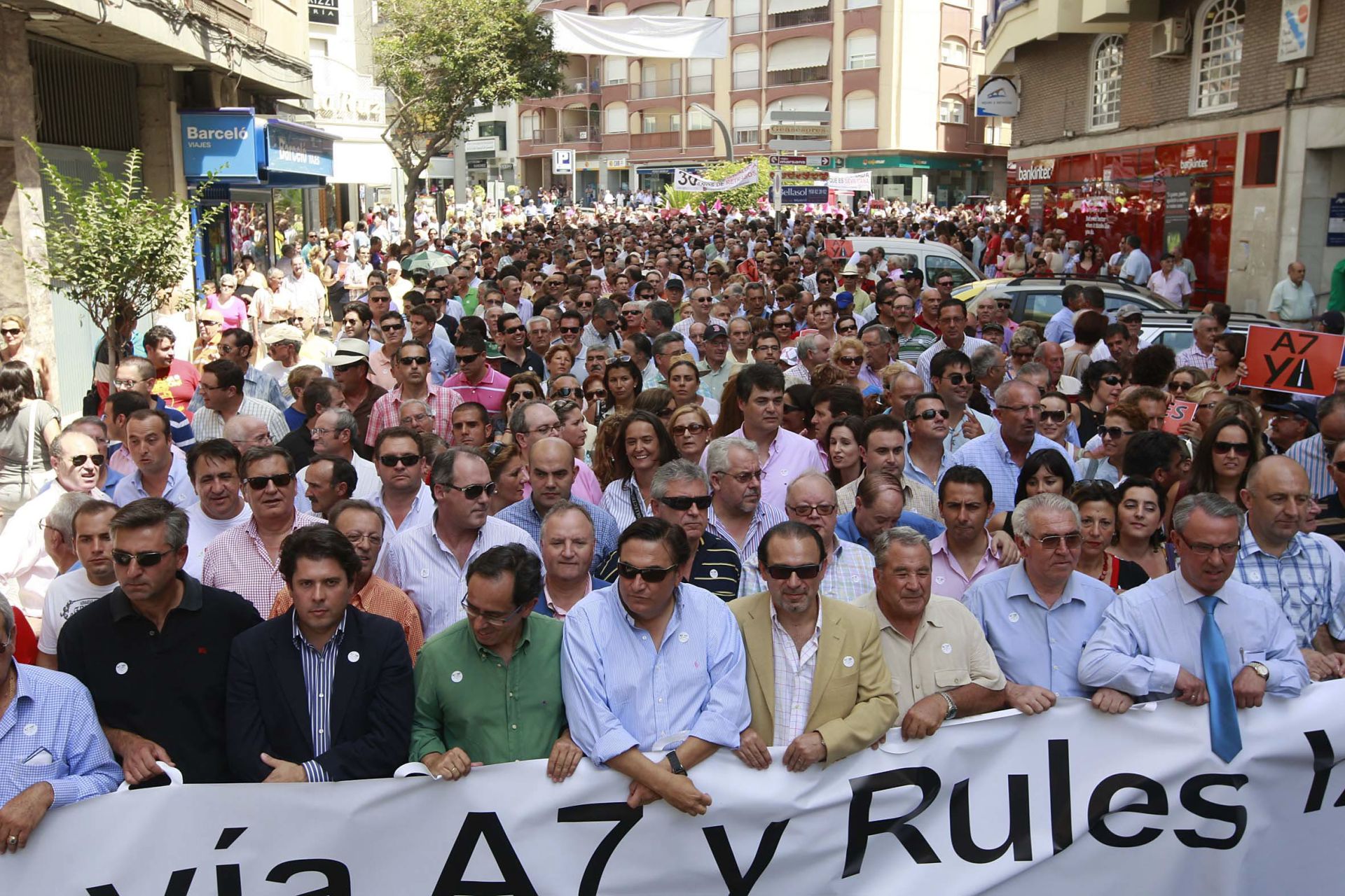 Multitudinaria protesta para pedir infraestructuras para la Costa en 2010