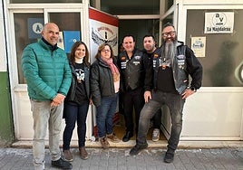 Los concejales José María Cano y Ángeles Díaz con Ángeles Estepa y los 'Ángeles barberos'.