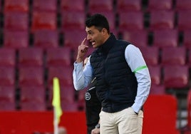 El entrenador del Granada femenino, Arturo Ruiz, da indicaciones durante el partido.