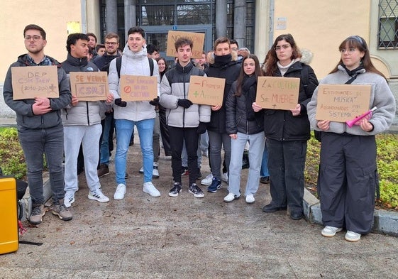 Un grupo de estudiantes protestan a las puertas de la Delegación de la Junta.