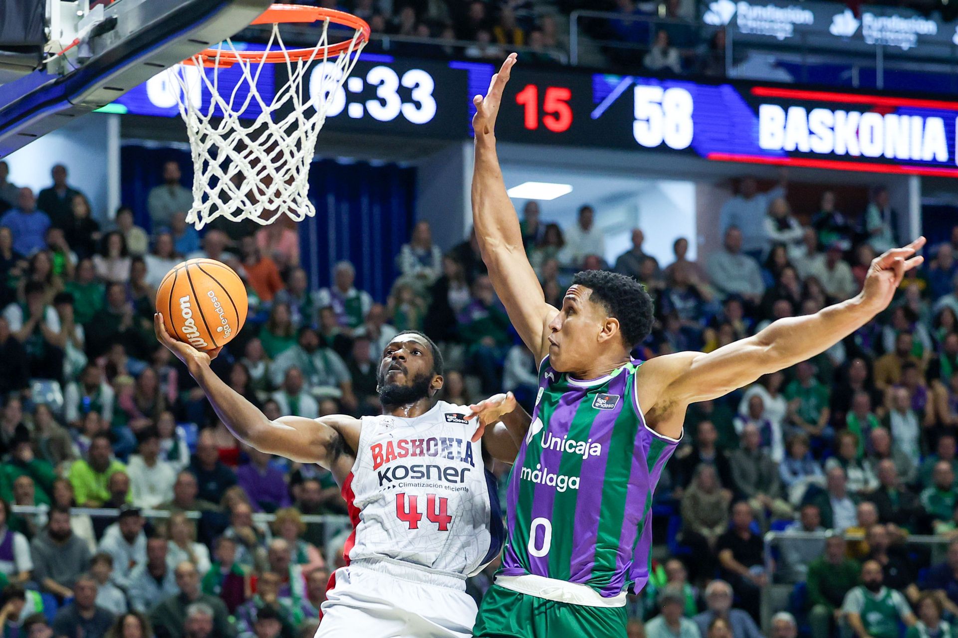 Baldwin entra a canasta ante Tyson Pérez, del Unicaja.