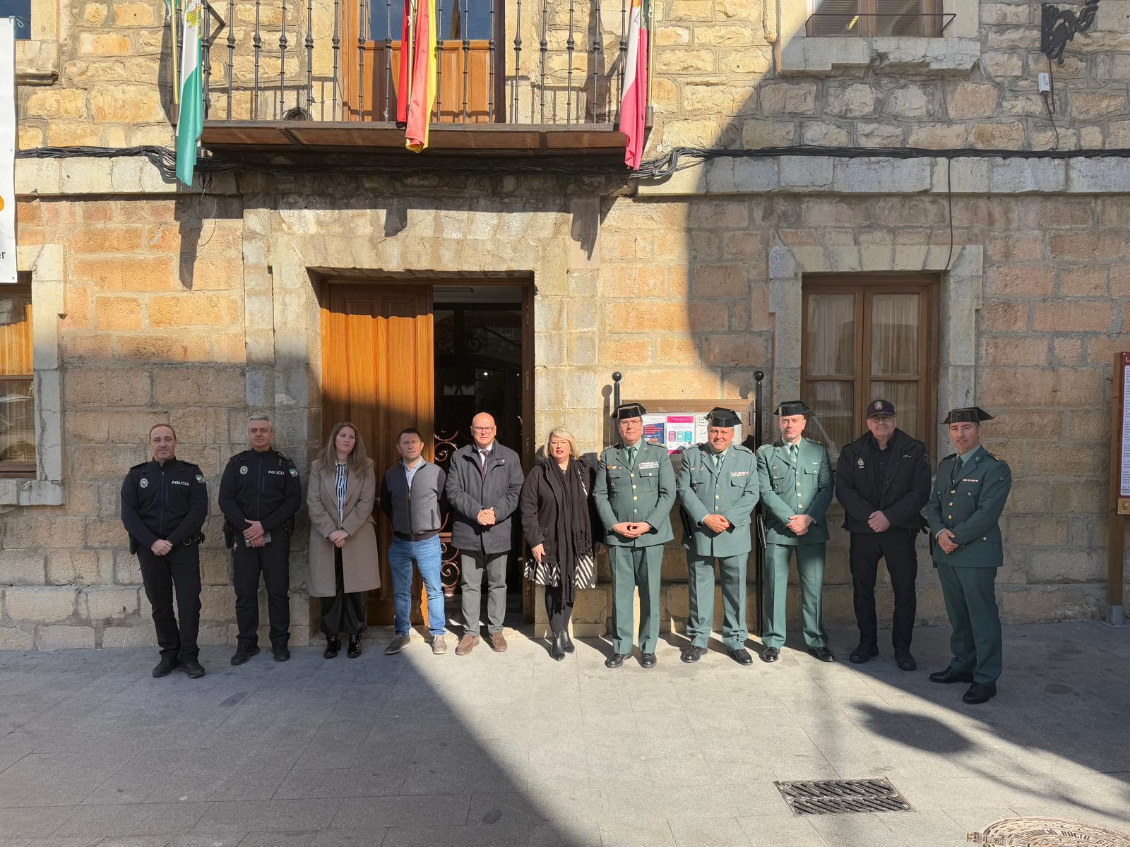 Representantes de diferentes administraciones y Fuerzas de Seguridad del Estado participantes en la reunión.