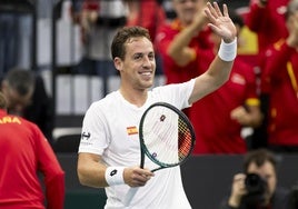 Roberto Carballés saluda al público muy contento tras su exitoso debut con la selección en la Copa Davis.