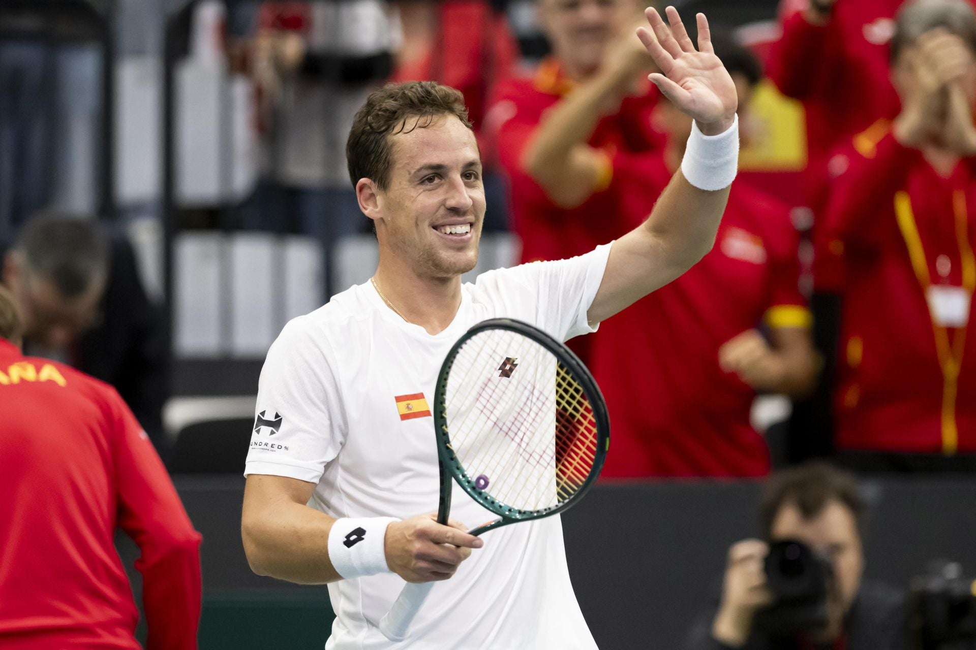 Roberto Carballés saluda al público muy contento tras su exitoso debut con la selección en la Copa Davis.