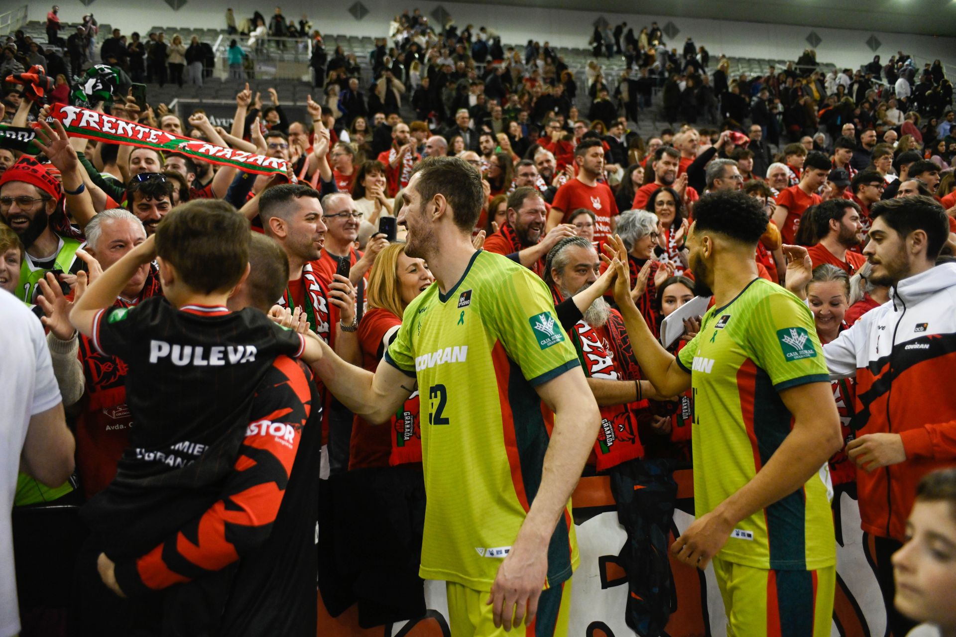 Los jugadores disfrutan con los aficionados de la victoria sobre el Girona.