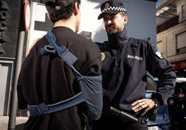 Emilio, policía local de Maracena y agente tutor, junto al menor del torniquete.