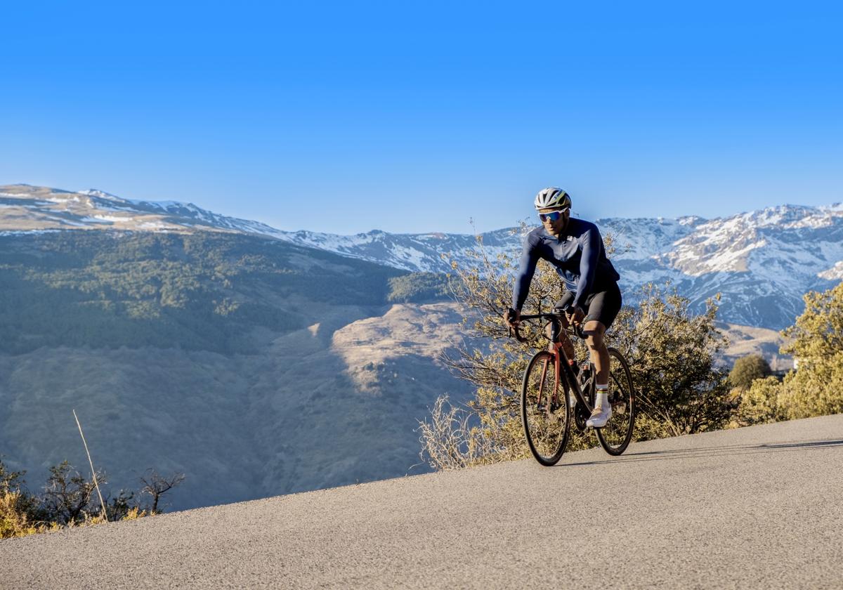 El deportista Olivier Jadoul pedalea por Sierra Nevada.