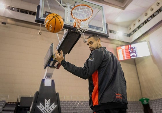 El rojinegro Gian Clavell lanza el balón frente a una de las canastas del Palacio de Deportes.