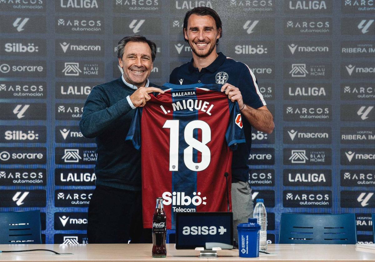 Ignasi Miquel, junto al director deportivo granota, Felipe Miñambres, en su presentación oficial