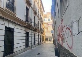 Calle Atarazana del Santísimo, donde los vecinos han denunciado la presencia de un bloque okupado.