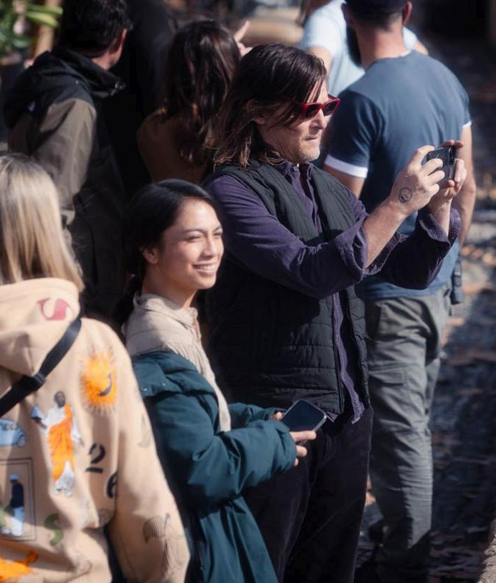 Imagen secundaria 2 - Norman Reedus y Alexandra Masangkay, en pleno rodaje. 