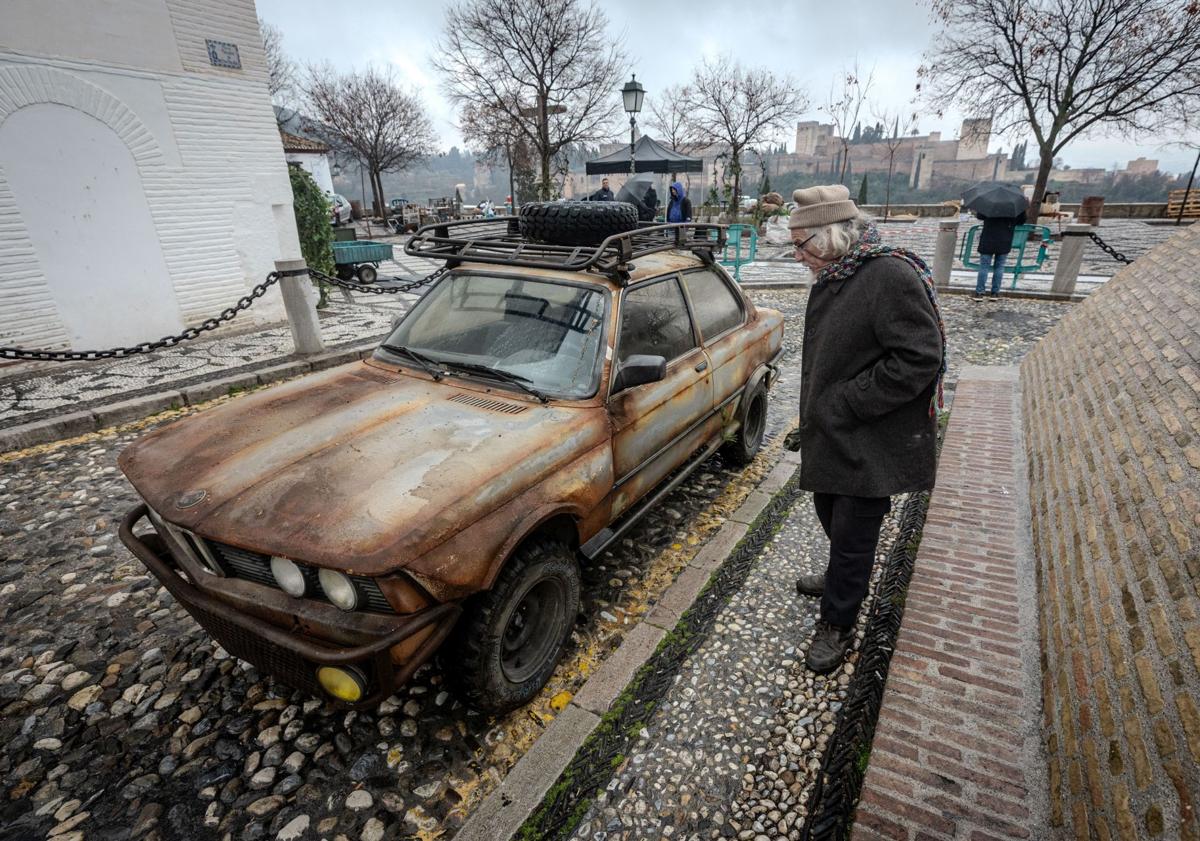 Imagen principal - Ramón, observando uno de los coches del rodaje en el Mirador de San Nicolás. Añadiendo vegetación y las armas, para usar en caso de emergencia.