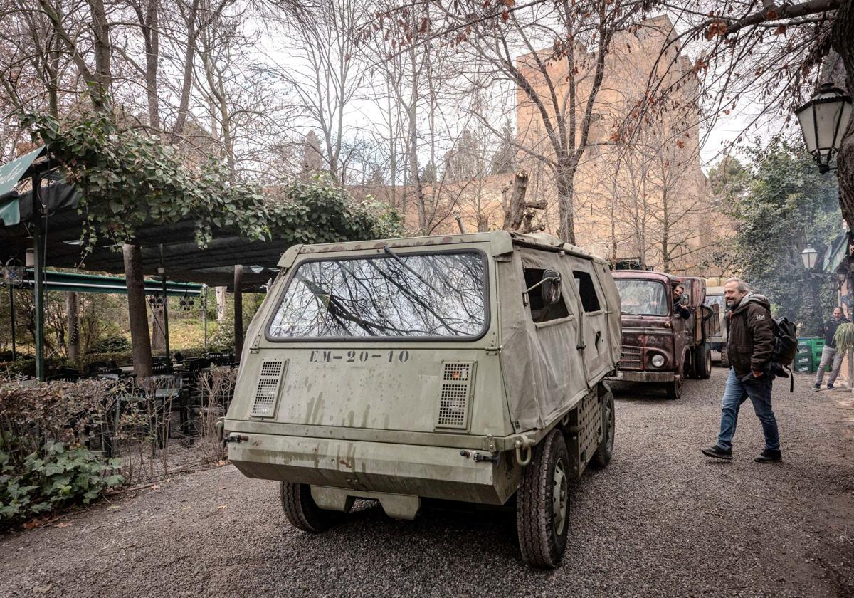 Los vehículos utilizados en el rodaje de 'Daryl Dixon', a su salida de la Cuesta de los Chinos, en la Alhambra.