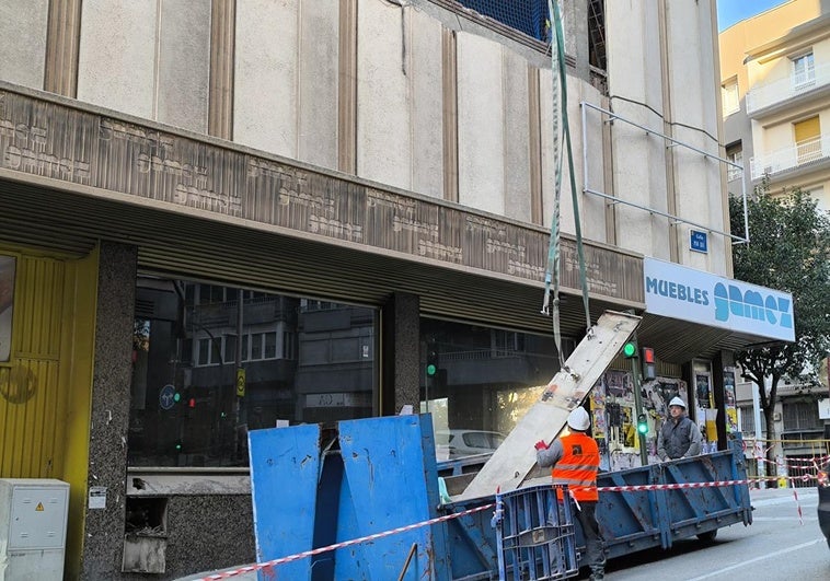 Imagen de una pieza de hormigón al ser depositada en el contenedor