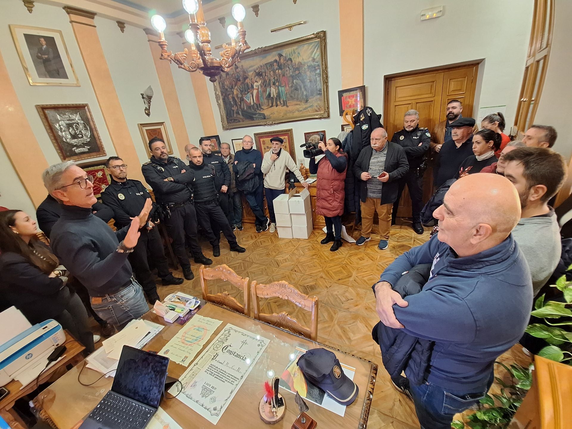El alcalde Luis Mariano Camacho durante el encuentro con vecinos en el despacho municipal.