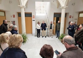 El concejal de Cultura, Diego Cruz, recibe a los visitantes en el Archivo.