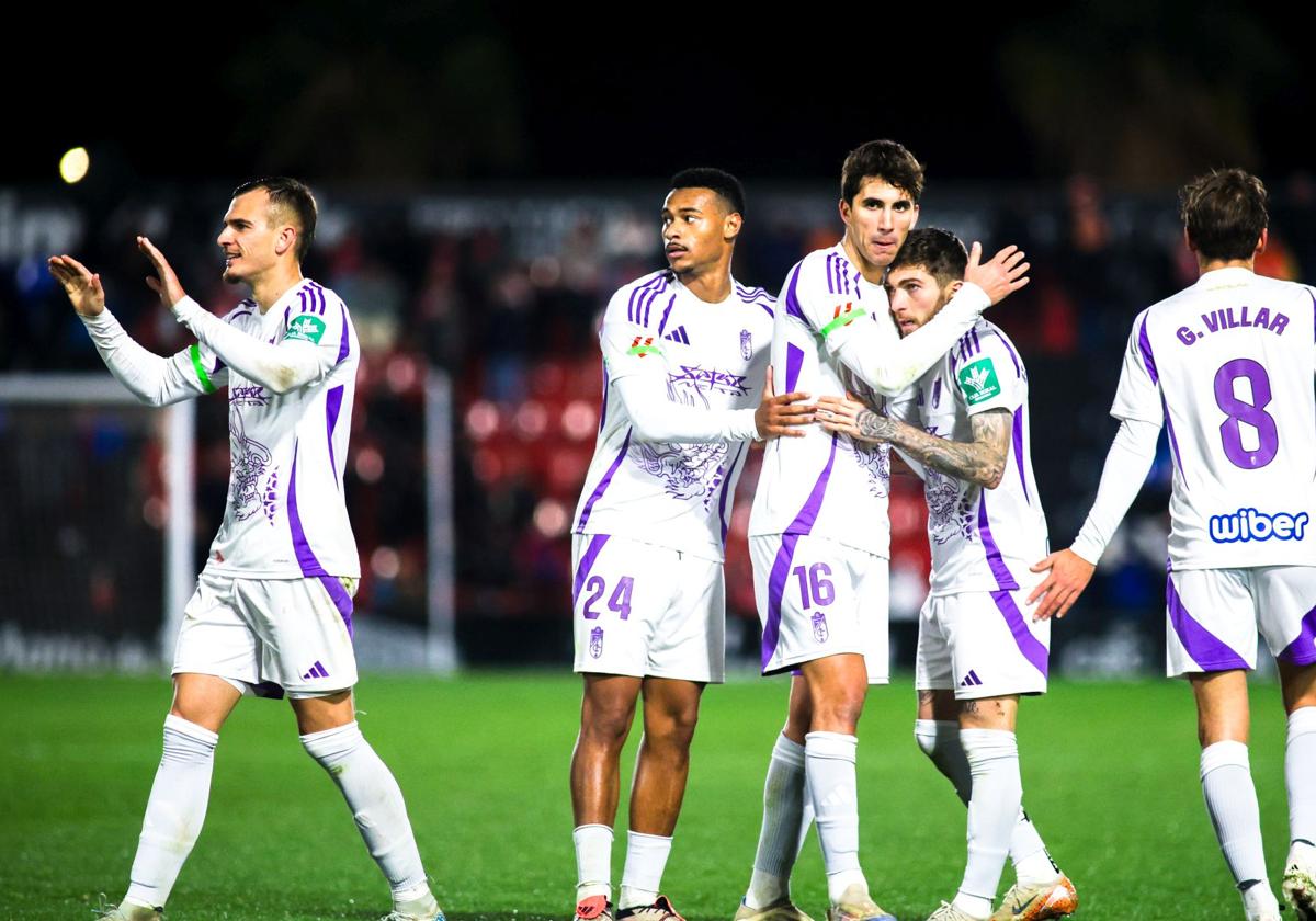 Los jugadores del Granada, de celebración.