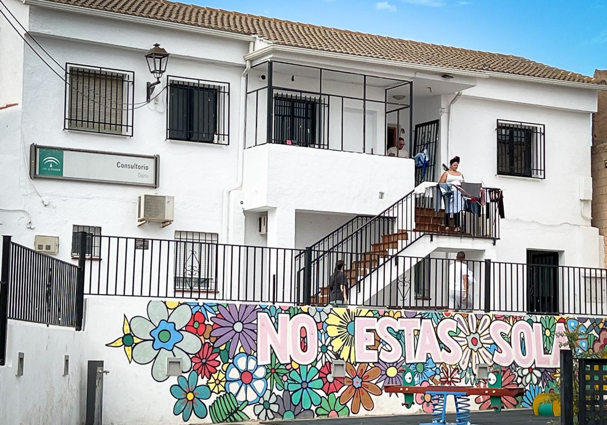 Piso okupado en el centro de salud de Darro.