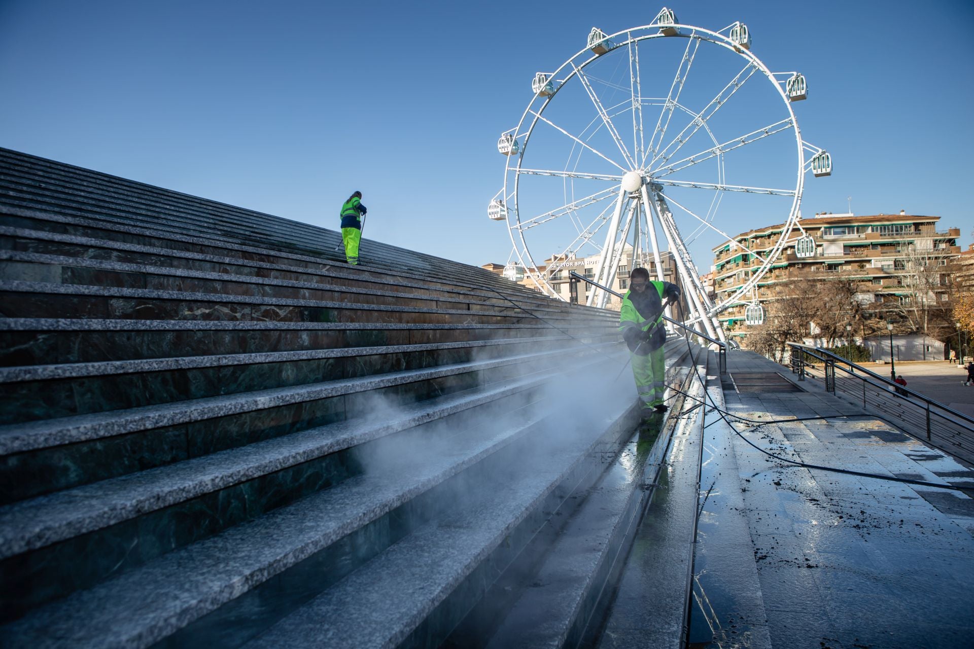 Operarios de Inagra quitan la roña de los escalones del Palacio con pistolas de agua proyectada a 120 grados.