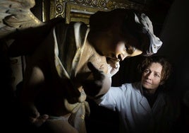 Las imágenes de la limpieza del retablo de la primera Patrona de Granada, la Virgen de la Antigua