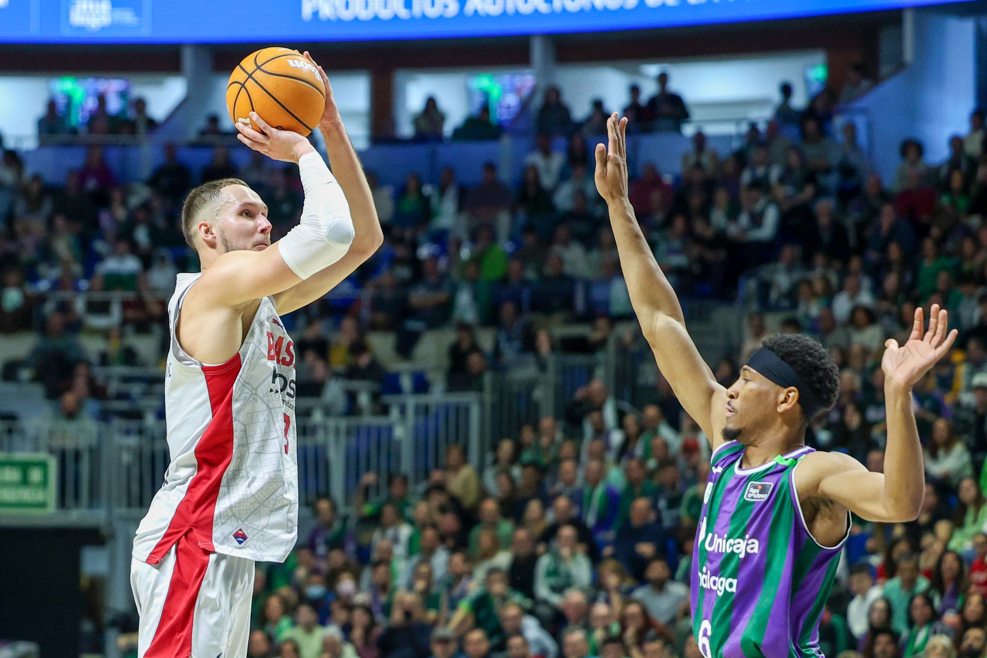 Tadas Sedekerski lanza a canasta ante Taylor, del Unicaja.