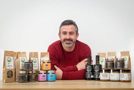 Francisco López, responsable de Daromas, posa con sus productos