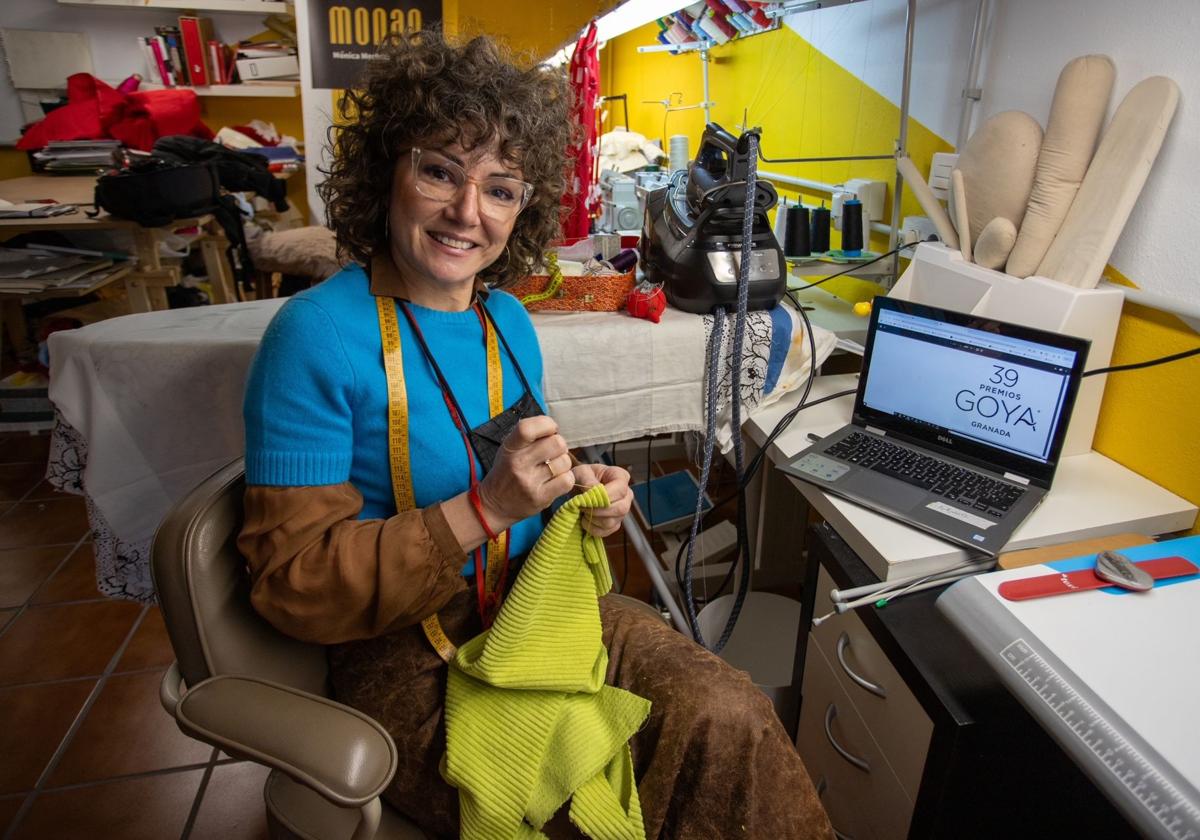 Mónica Morillas, en el interior de su taller, aguja en mano.