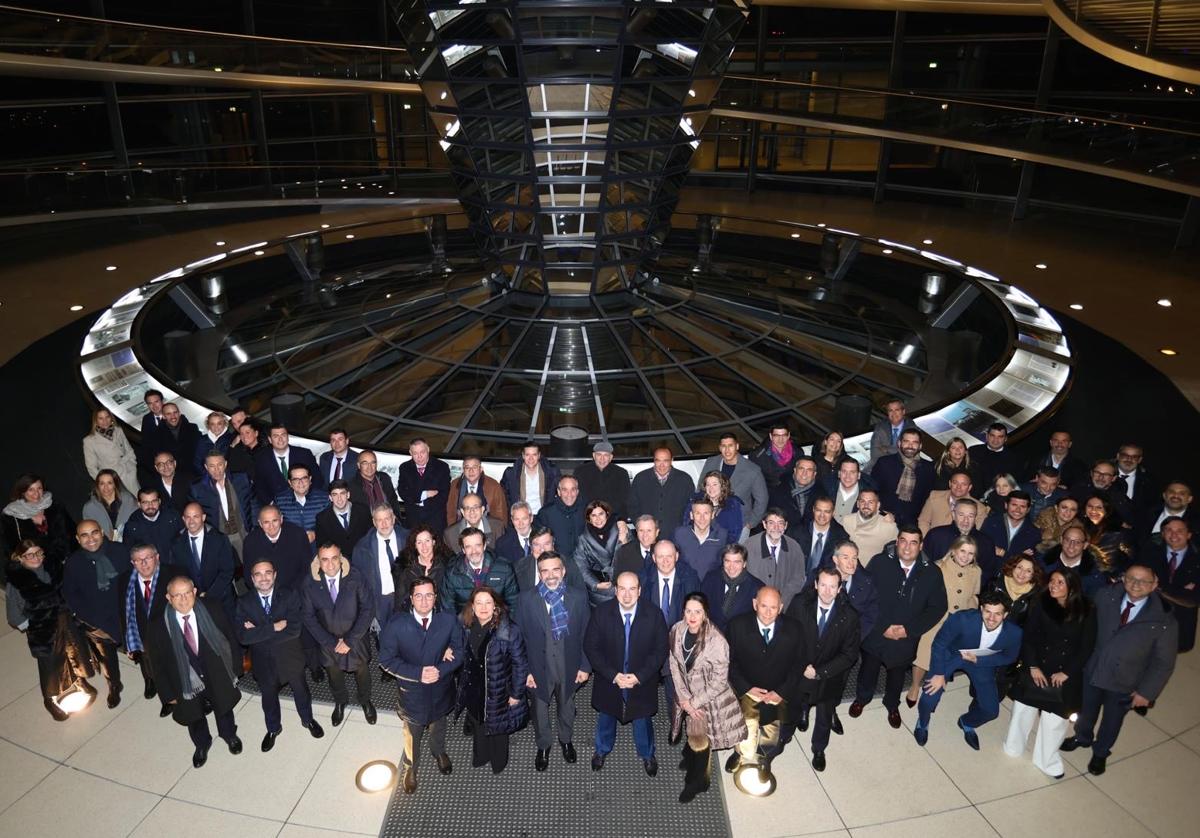 Los participantes se inmortalizaron tras el evento, en la cúpula del Reichstag berlinés.