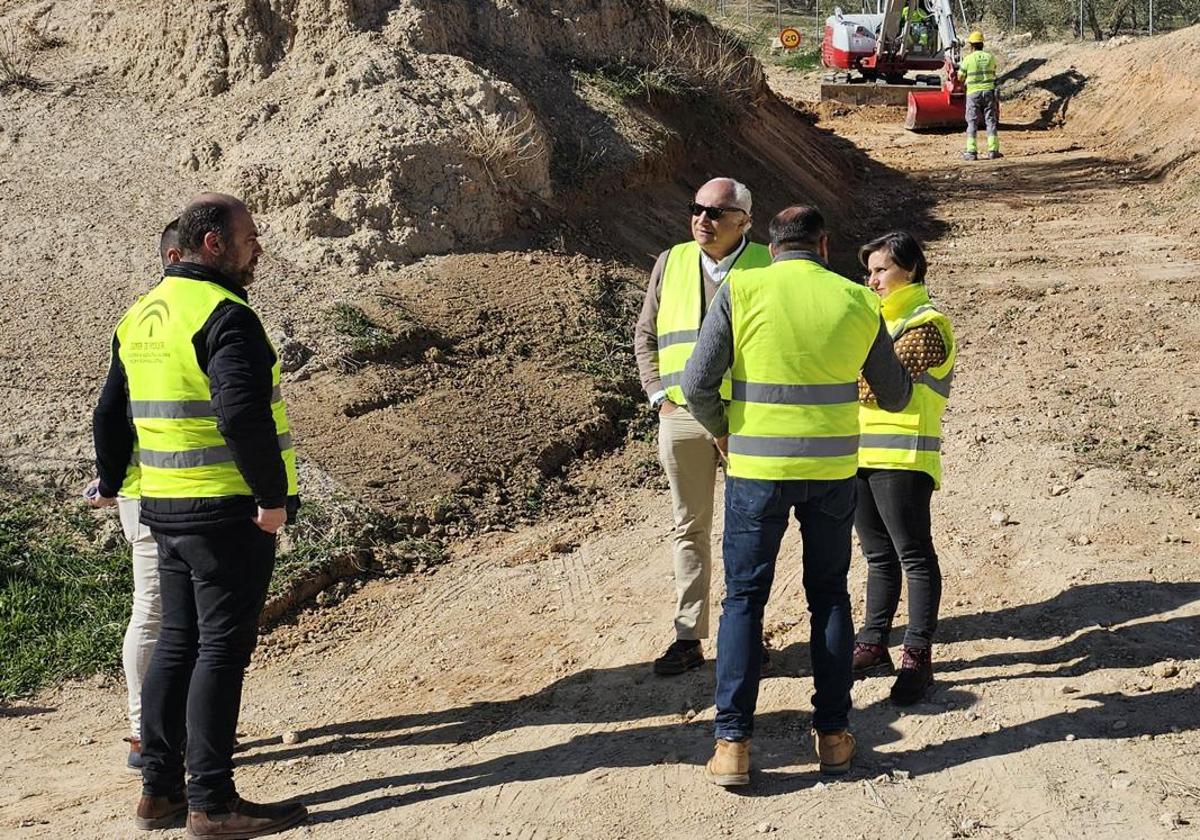 Solead Aranda en la visita a uno de los caminos rurales