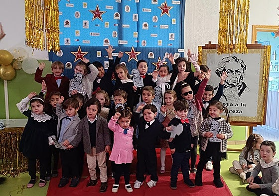 Los pequeños posando en la alfombra con sus premios.