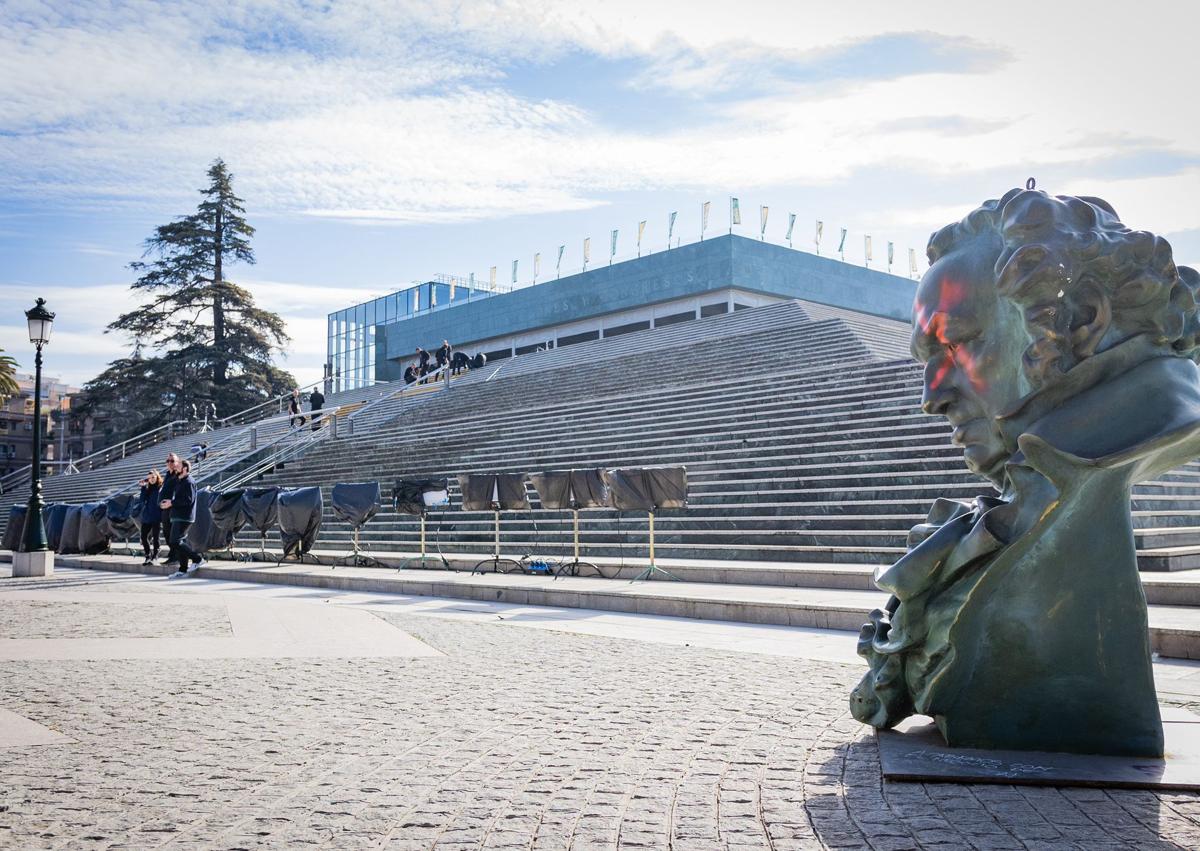 Imagen secundaria 1 - Alfombra roja y estatua de Goya en las inmediaciones del Palacio de Congresos.