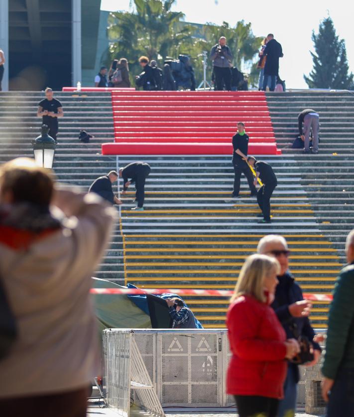 Imagen secundaria 2 - Alfombra roja y estatua de Goya en las inmediaciones del Palacio de Congresos.