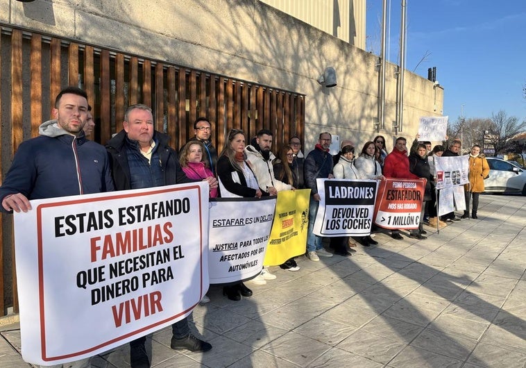 Afectados concentrados en la puerta del Juzgado de Santa Fe.