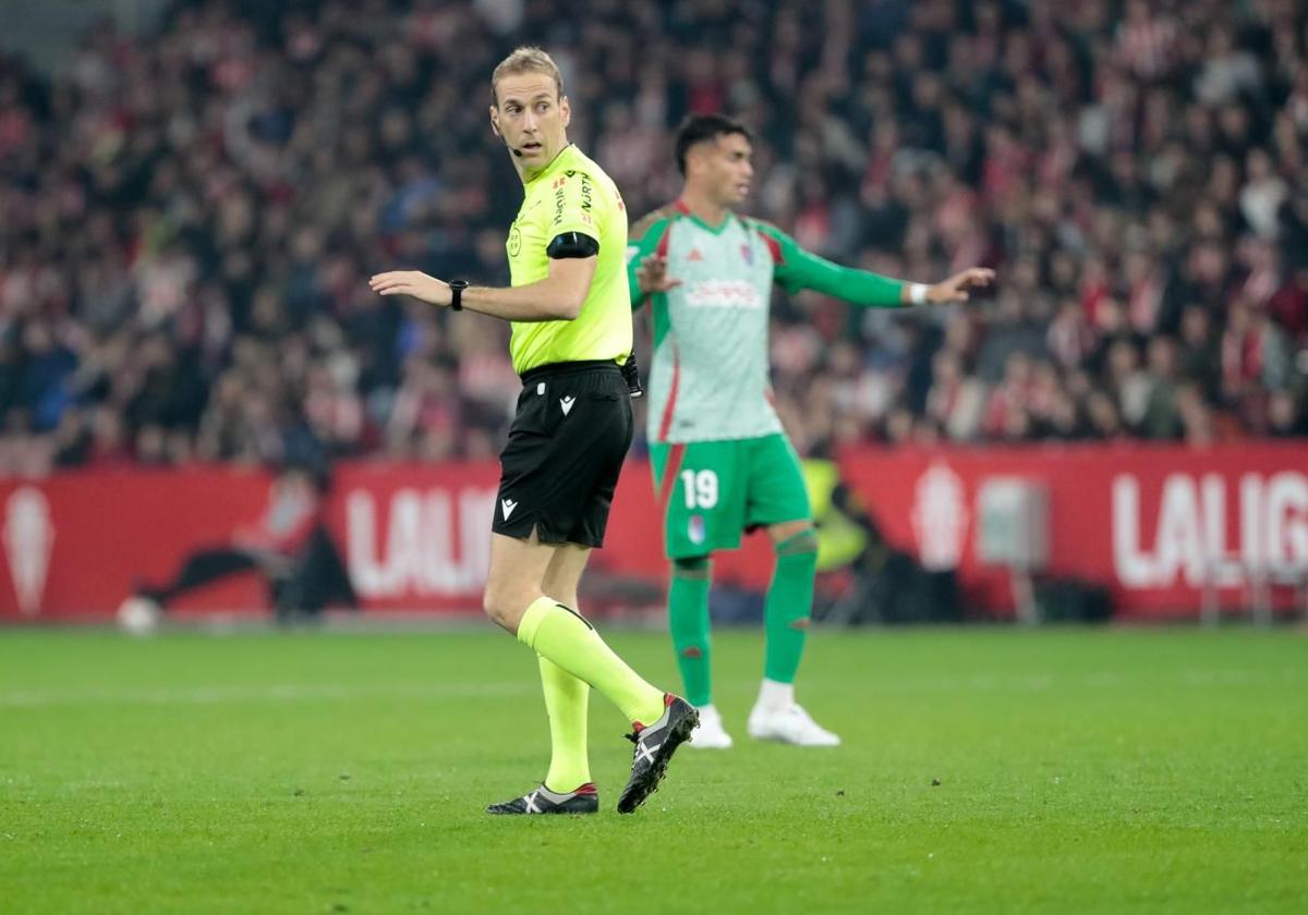 Sánchez López, durante la victoria del Granada en El Molinón esta temporada.