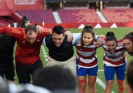Arturo Ruiz hace piña con sus futbolistas antes del partido contra el Atlético en Los Cármenes.