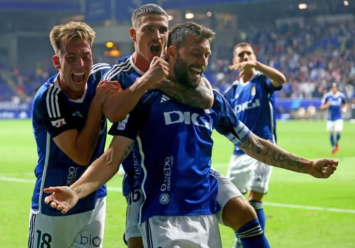 Borja Bastón celebra un gol con el Oviedo la temporada pasada.