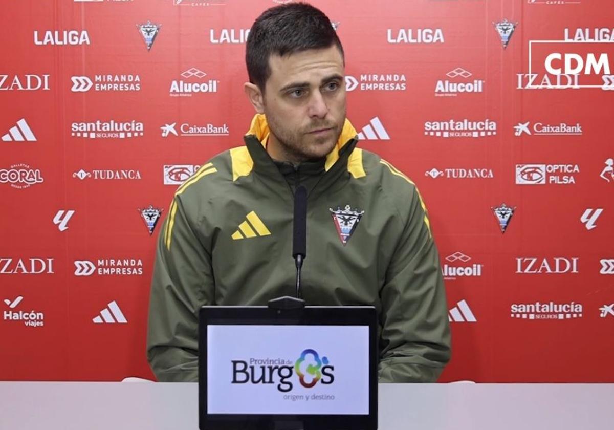 El entrenador del Mirandés, Alessio Lisci, en sala de prensa.