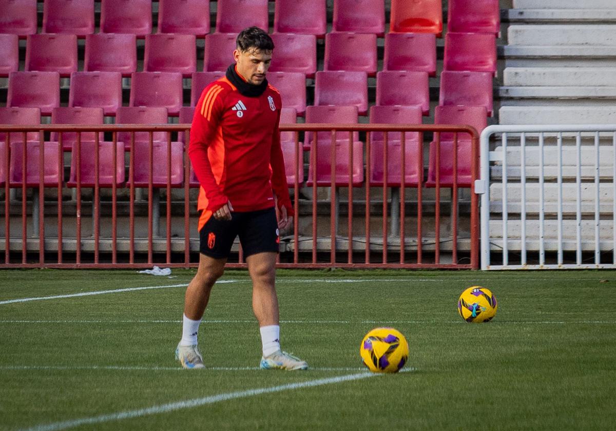 Sergio Rodelas toca balón durante un entrenamiento en Los Cármenes.