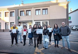 Clientes de la clínica Europiel posan en la puerta del cuartel de la Guardia Civil de Armilla.