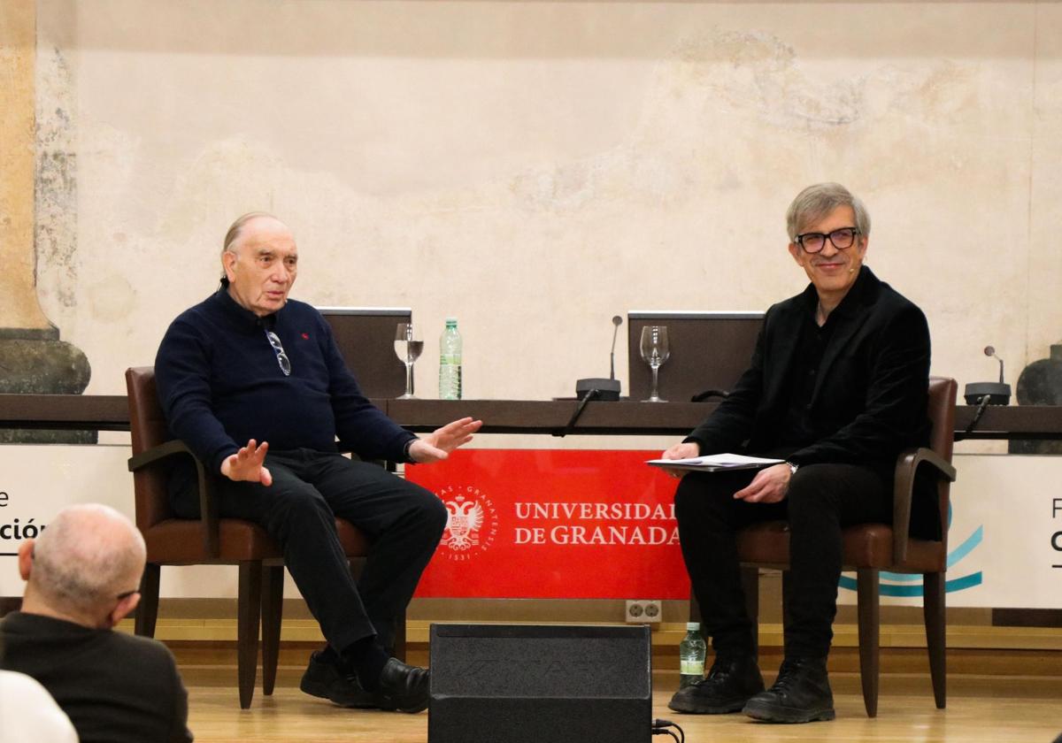 El presidente de la Academia, Fernando Méndez-Leite, y el catedrático de la UGR, Domingo Sánchez-Mesa, en la Facultad de Comunicación.