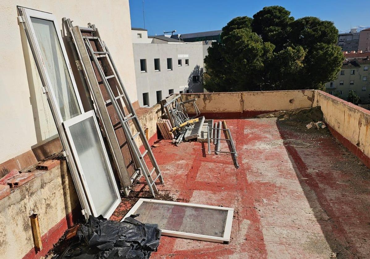 Imagen de las obras de las escaleras de emergencia en el colegio Nuestra Señora de la Capilla