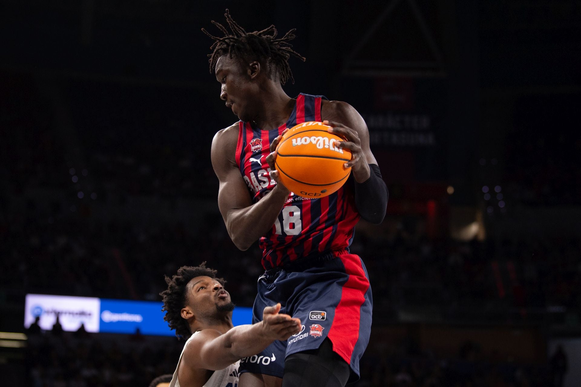 Khalifa Diop captura un rebote con el Baskonia.