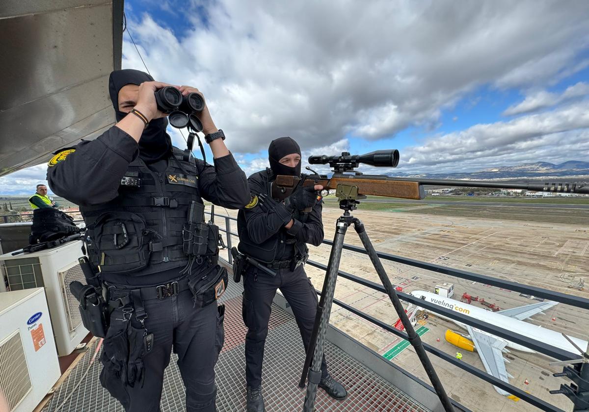 Seguridad en el aeropuerto de Granada para recibir a las estrellas de cine y a los políticos que acuden este sábado a la gala de los Premios Goya