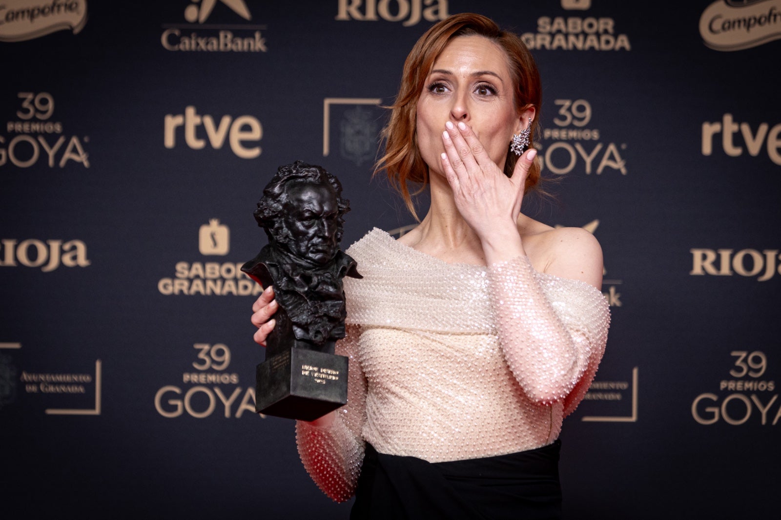 La imágenes más simpáticas de los premiados en el photocall de los Goya