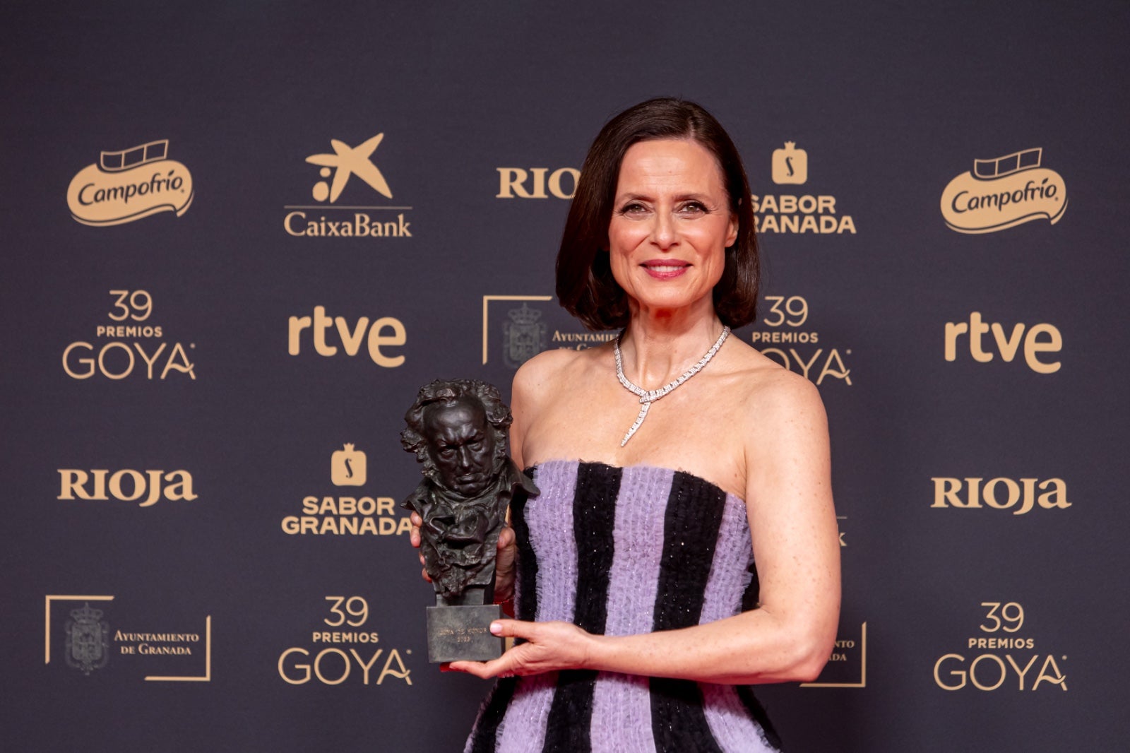 La imágenes más simpáticas de los premiados en el photocall de los Goya