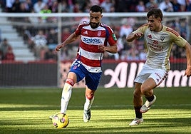 El rojiblanco Abde Rebbach conduce el balón en Los Cármenes ante el Mirandés.