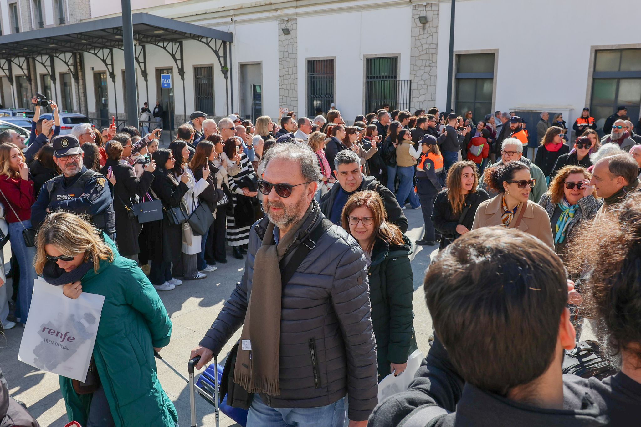 Así ha sido la llegada masiva de famosos a Granada por tierra y aire