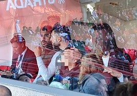 Borja Bastón, en el centro, departe con Pablo Insua durante el partido.